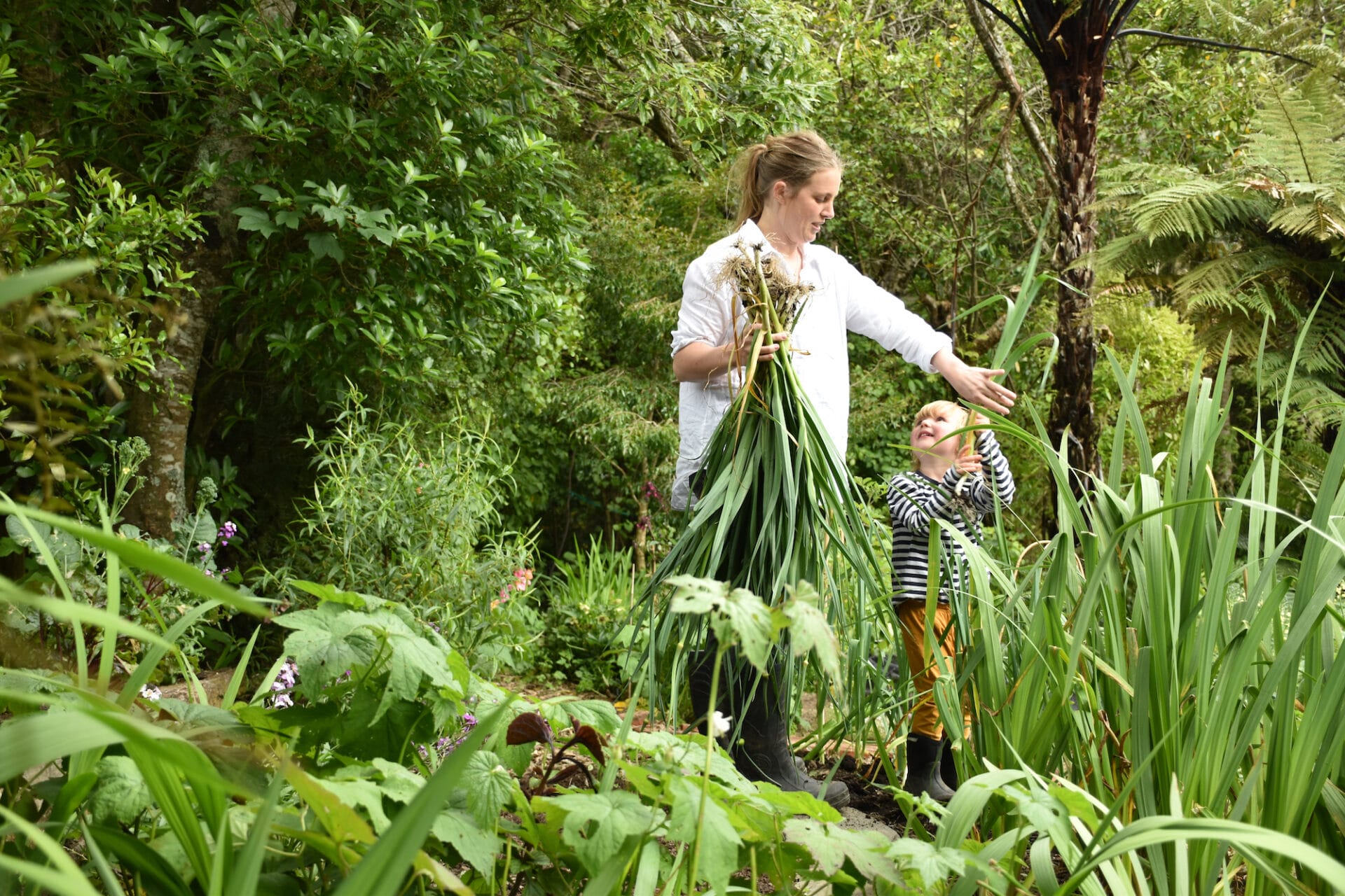 Children helping parents in the garden | Wellington Garden Children helping parents in the garden | Wellington Garden