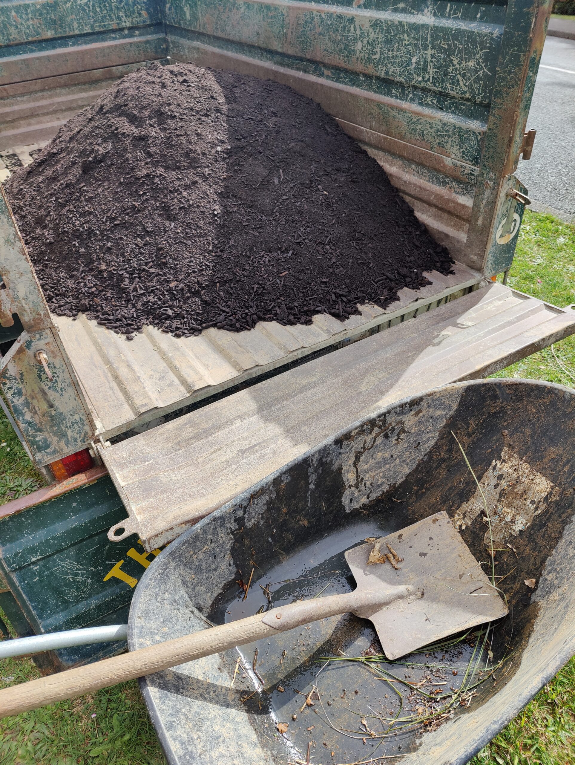 Bulk compost from landscaping supplies