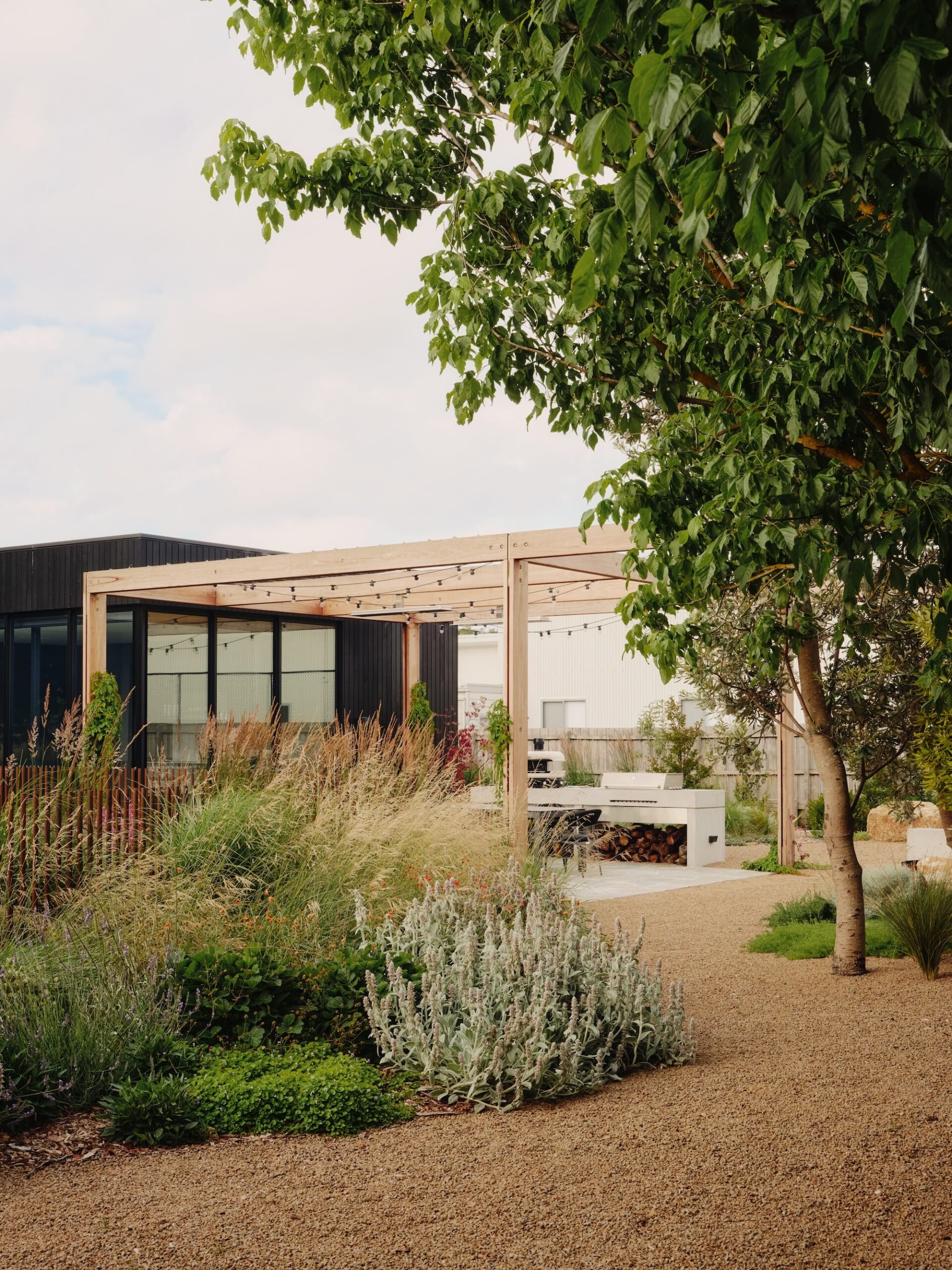 Outdoor Entertaining Garden – Phillip Withers Contemporary outdoor dining garden with gravel paving and lush planting
