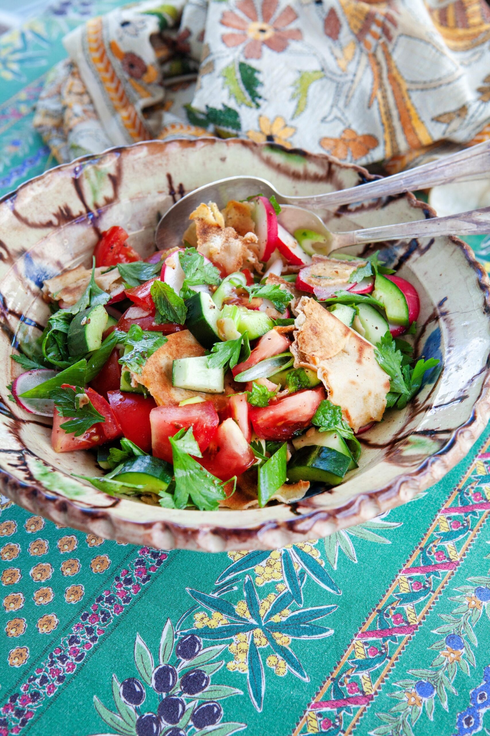 Middle eastern fattoush served on colourful platter